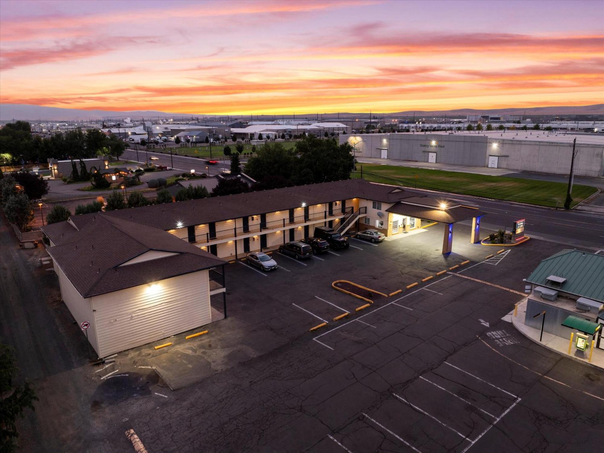 Quincy Inn And Suites Exteriér fotografie