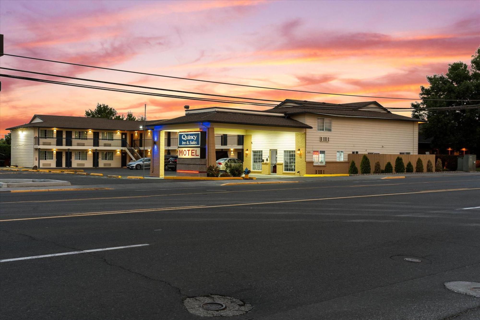 Quincy Inn And Suites Exteriér fotografie