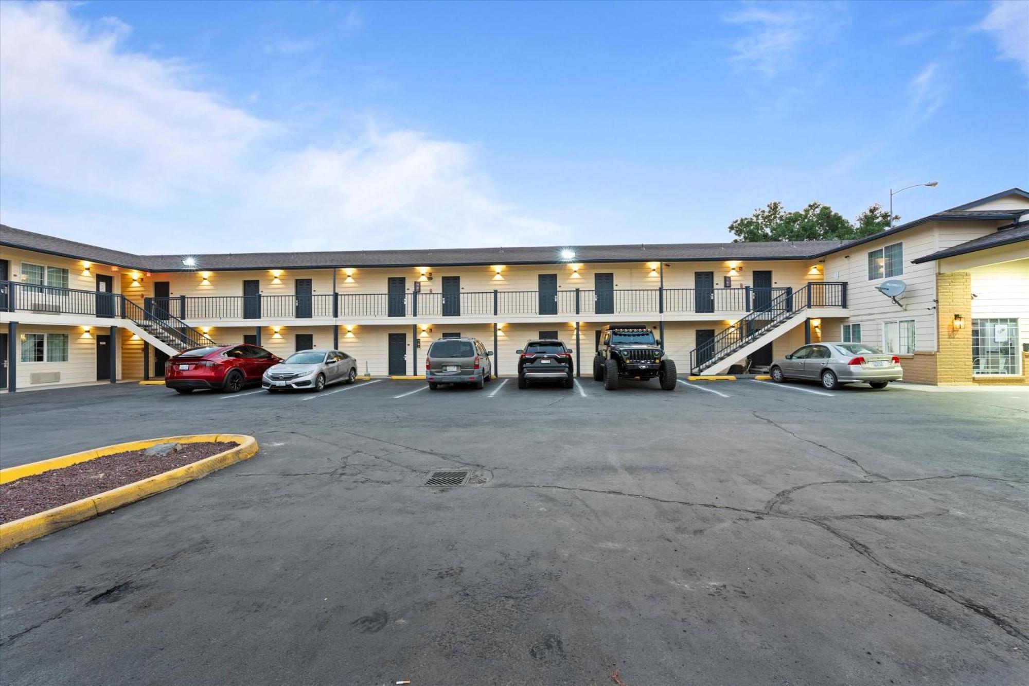 Quincy Inn And Suites Exteriér fotografie