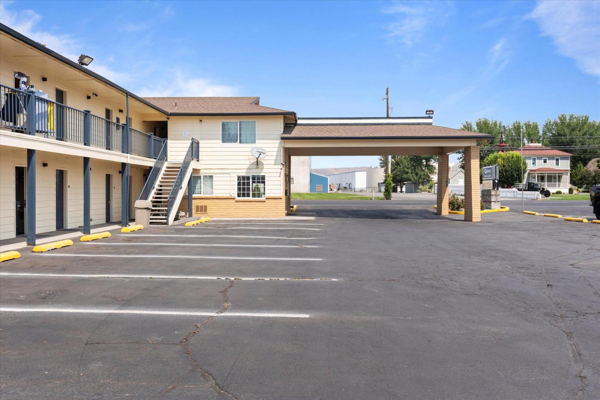 Quincy Inn And Suites Exteriér fotografie